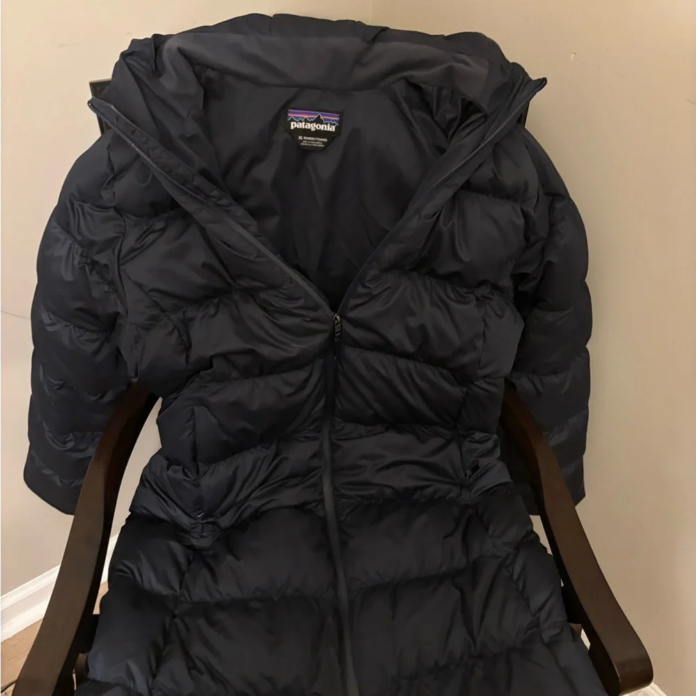 Patagonia Women's Navy Puffer Jacket - Picture 9 of 15